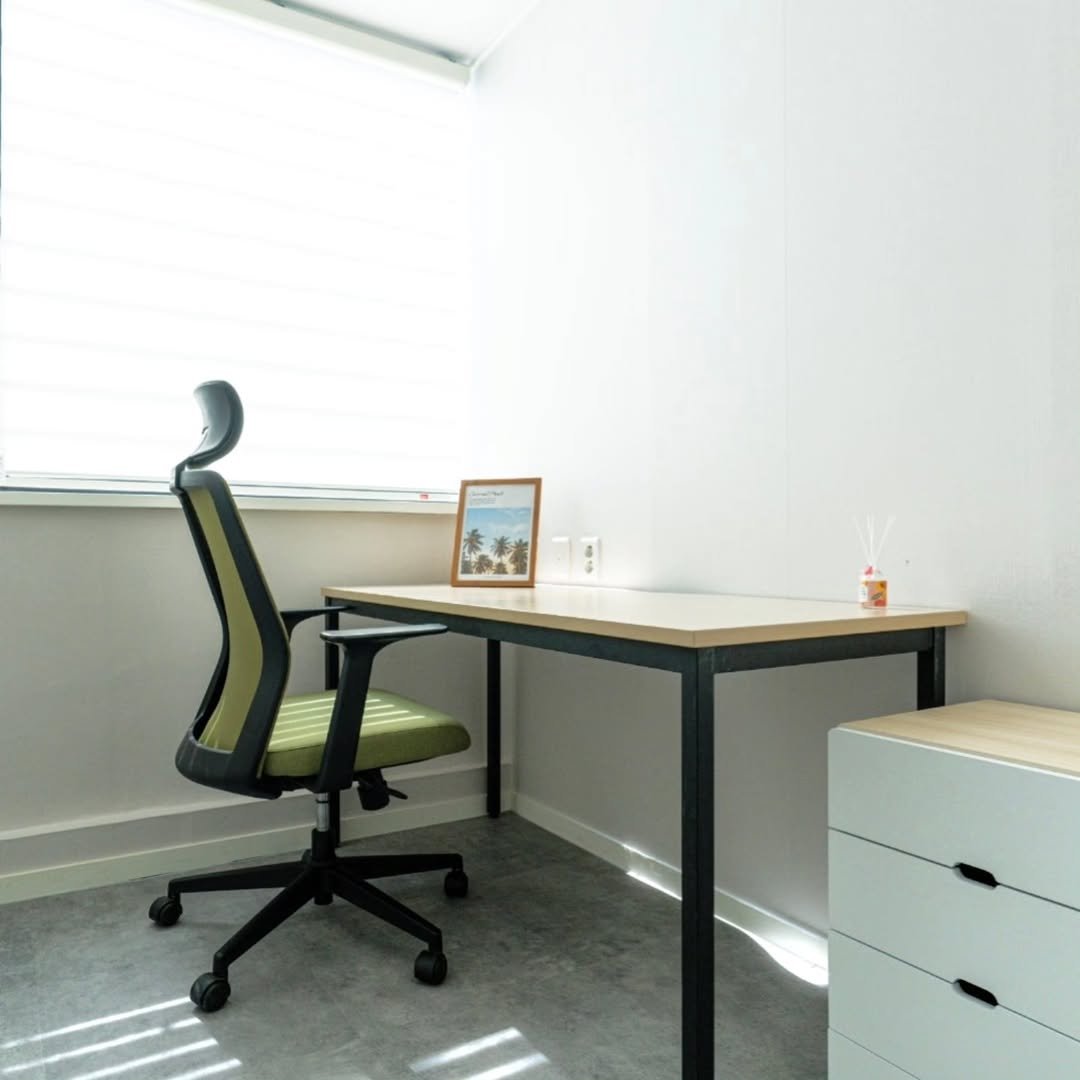 Photo by 강남여의주(강주영)🥇부동산 재테크 크리에이터 on September 04, 2025. May be an image of bureau, desk, indoors, office and text.
