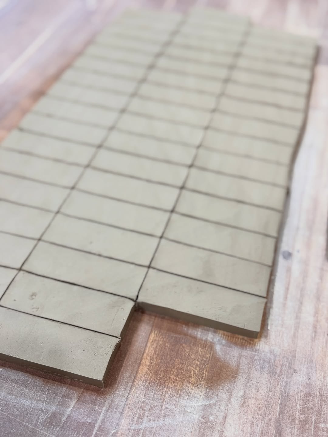 Photo by 복을 담는 도예가 한나 Hanna, Korean Ceramic Artist 여우자기 on November 10, 2025. May be an image of book, scraper, woodwork and text.