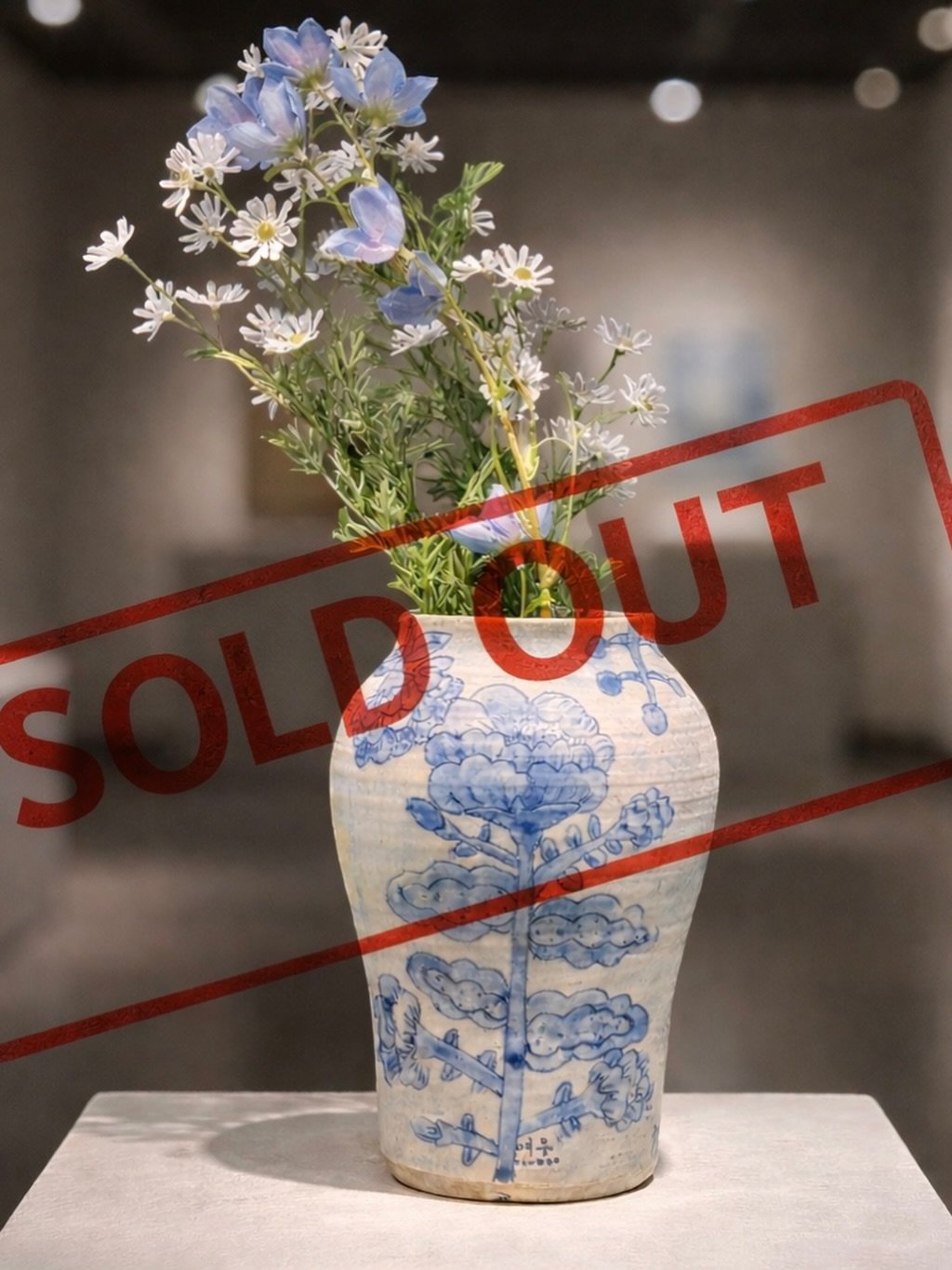 Photo by 복을 담는 도예가 한나 Hanna, Korean Ceramic Artist 여우자기 on February 19, 2026. May be an image of flower arrangement, vase, urn, jug and text.