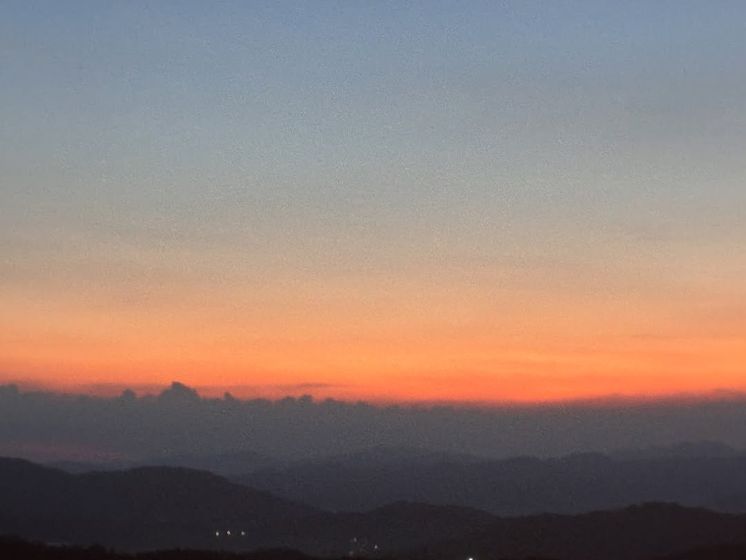 Photo by 김한나 | 여우자기 도자기공방 | Ceramic Artist on August 16, 2025. May be an image of horizon, twilight, cloud and text.