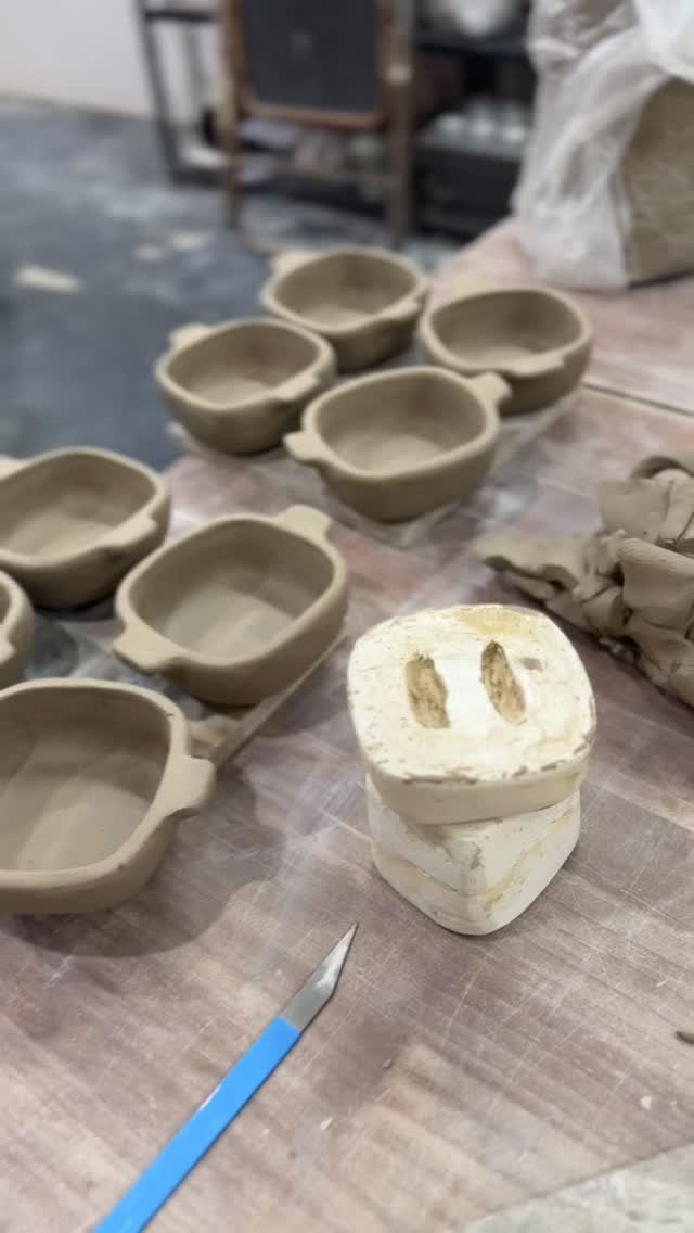 yeowoojagi_hanna 게시물 이미지: 1월 신작 공구 준비중_
.
.
with윤맘 #여우자기도자기 #작가그릇이좋다