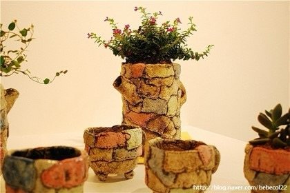 Photo by 복을 담는 도예가 한나 Hanna, Korean Ceramic Artist 여우자기 on December 24, 2025. May be an image of shot glass, vase, pottery, teacup, flower pot and text.