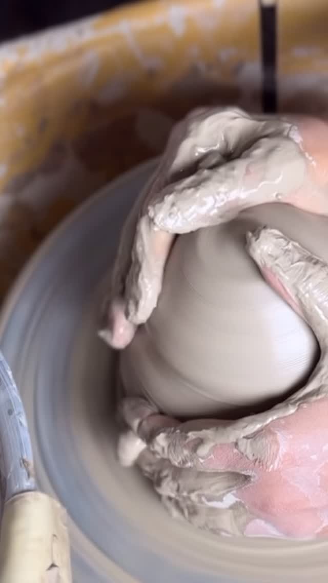 yeowoojagi_hanna 게시물 이미지: 정규클래스 끝나고,
오늘은 공방에서 물레를 한참 돌렸습니다.
손끝에 흙이...