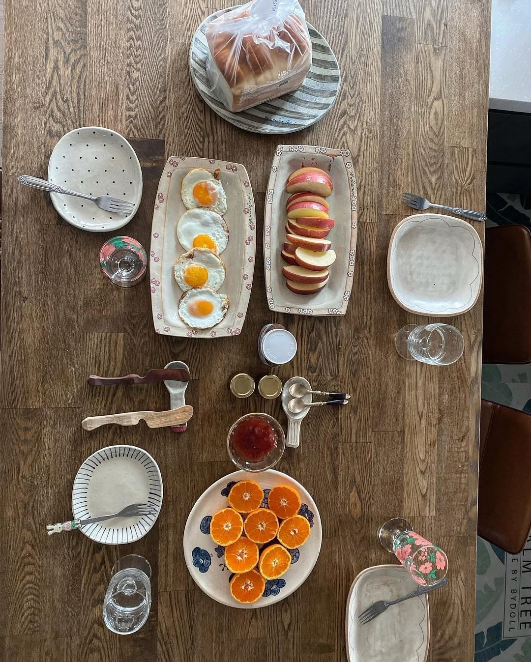 Photo by 복을 담는 도예가 한나 Hanna, Korean Ceramic Artist 여우자기 in 여우자기. May be an image of egg, chinaware, tablecloth, tableware and text.