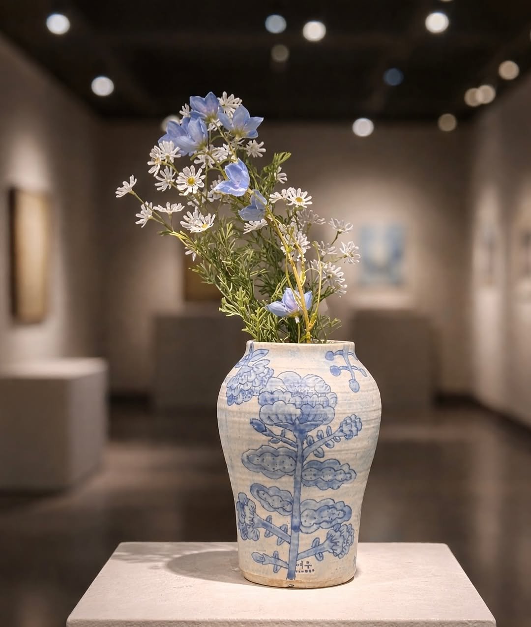 Photo by 복을 담는 도예가 한나 Hanna, Korean Ceramic Artist 여우자기 in 용인 죽전. May be an image of vase, flower pot, flower arrangement, scorpion grass and text.