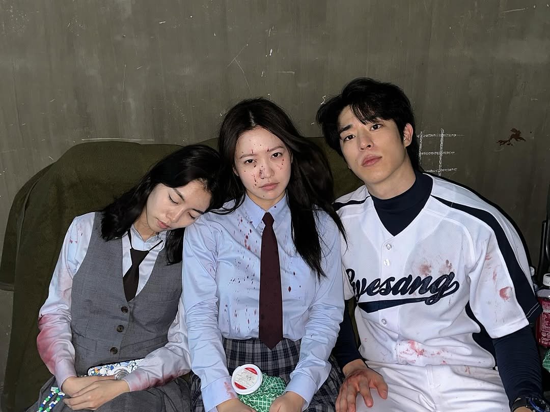 Photo by 김예림 🪽 yeri on August 25, 2025. May be an image of 2 people, people playing baseball and text that says 'Wesang'.