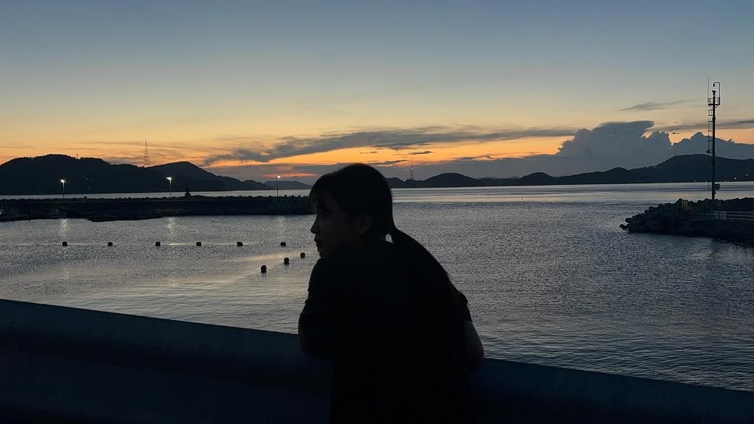 Photo by 김예림 🪽 yeri on September 05, 2025. May be an image of 1 person, cloud, ocean, twilight and text.