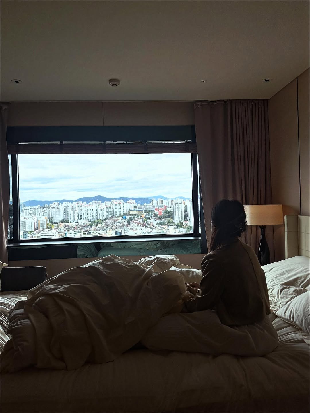 Photo shared by 김예림 🪽 yeri on October 16, 2025 tagging @travelinyourpocket_official, and @parisclass_official. May be an image of bed, Victoria Peak, bedroom, window and text.