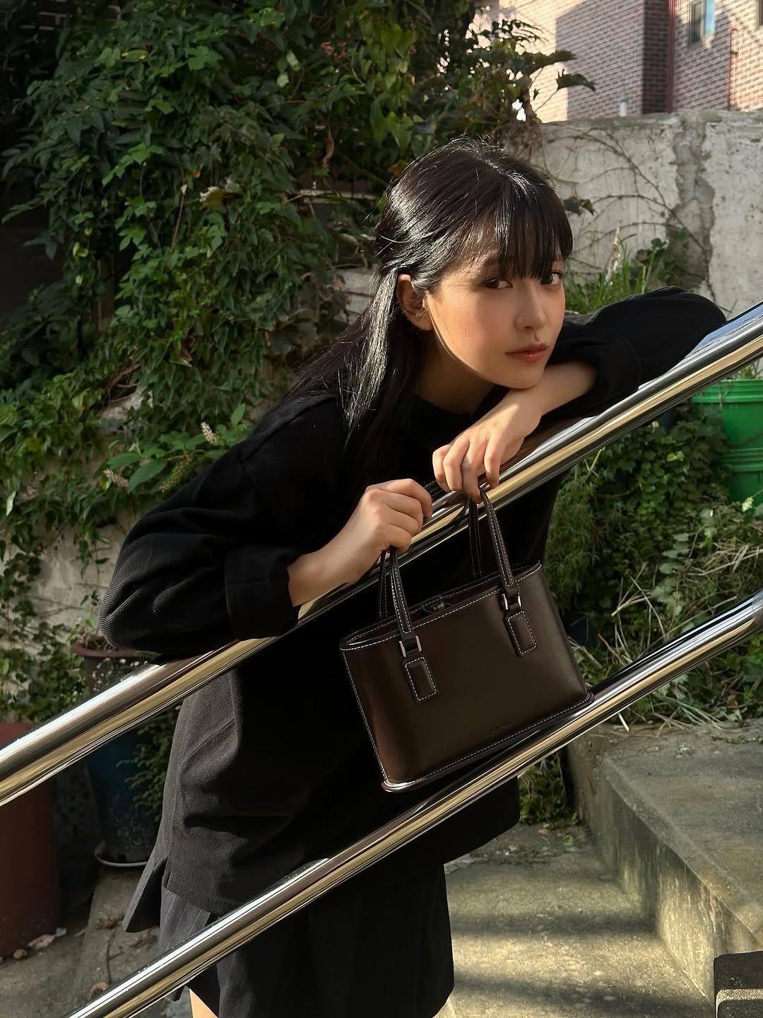 Photo by 김예림 🪽 yeri on September 25, 2025. May be an image of 1 person, purse and text.