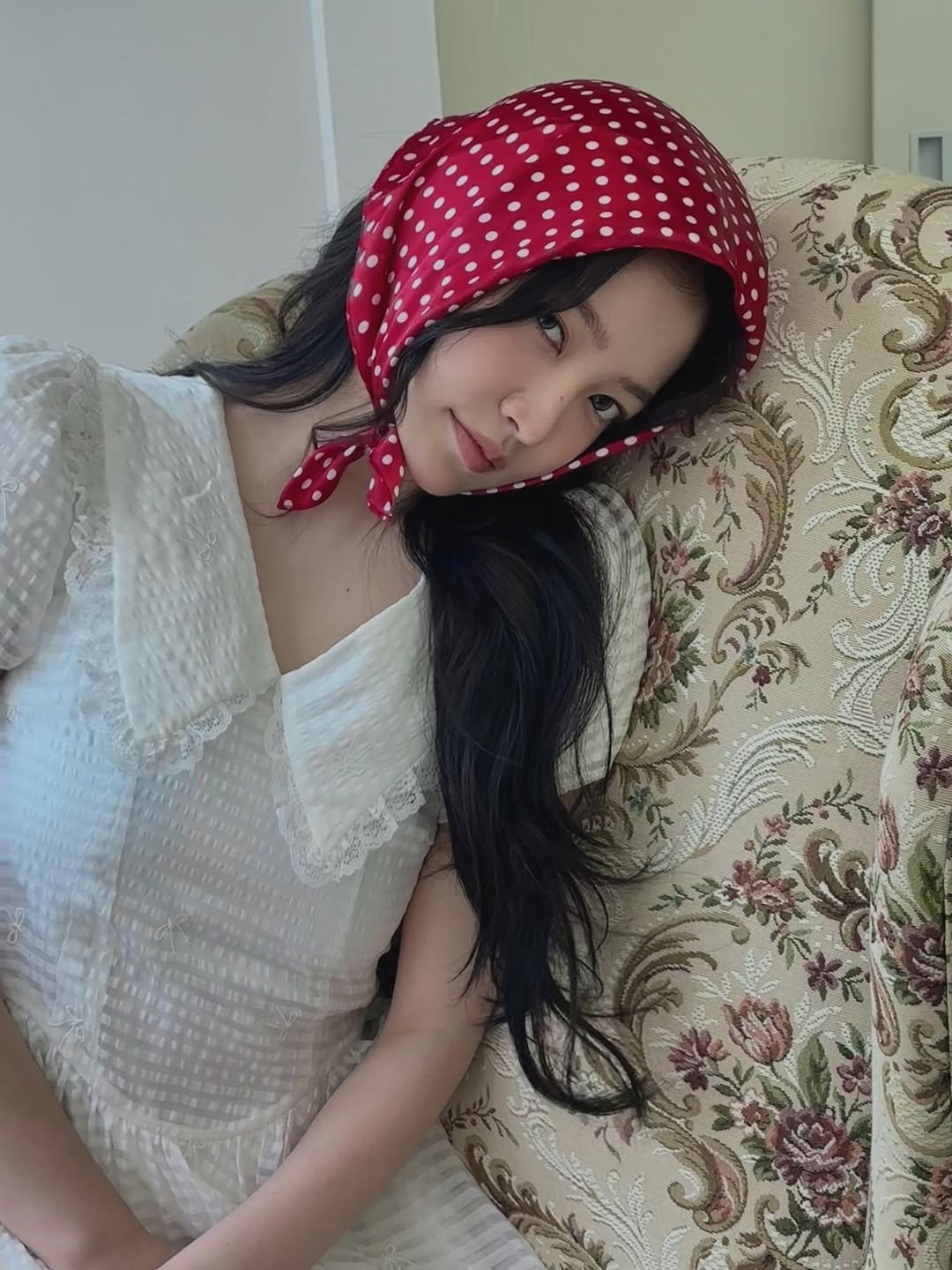 Photo by 김예림 🪽 yeri on October 27, 2025. May be an image of scarf, hat, turban, headscarf, head covering, beret and text.