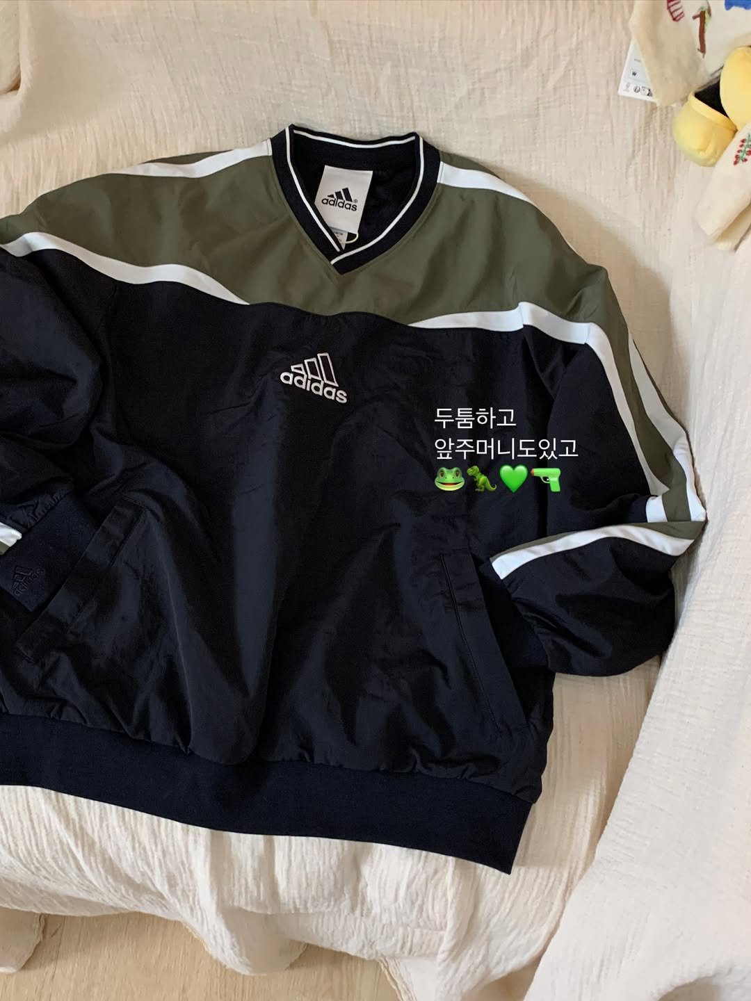 Photo by 장유선 on September 23, 2025. May be an image of sweatshirt, parka, flight jacket, sportswear, fleece and text.