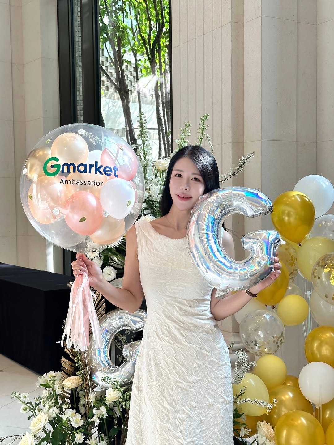 Photo shared by 미대녀 오예스 on April 20, 2026 tagging @yeses1210, @gmarket_ambassador_official, and @comentstudio. May be an image of balloon, flower arrangement, prairie gentian, baby's-breath and text that says 'Gmarket Ambassador'.