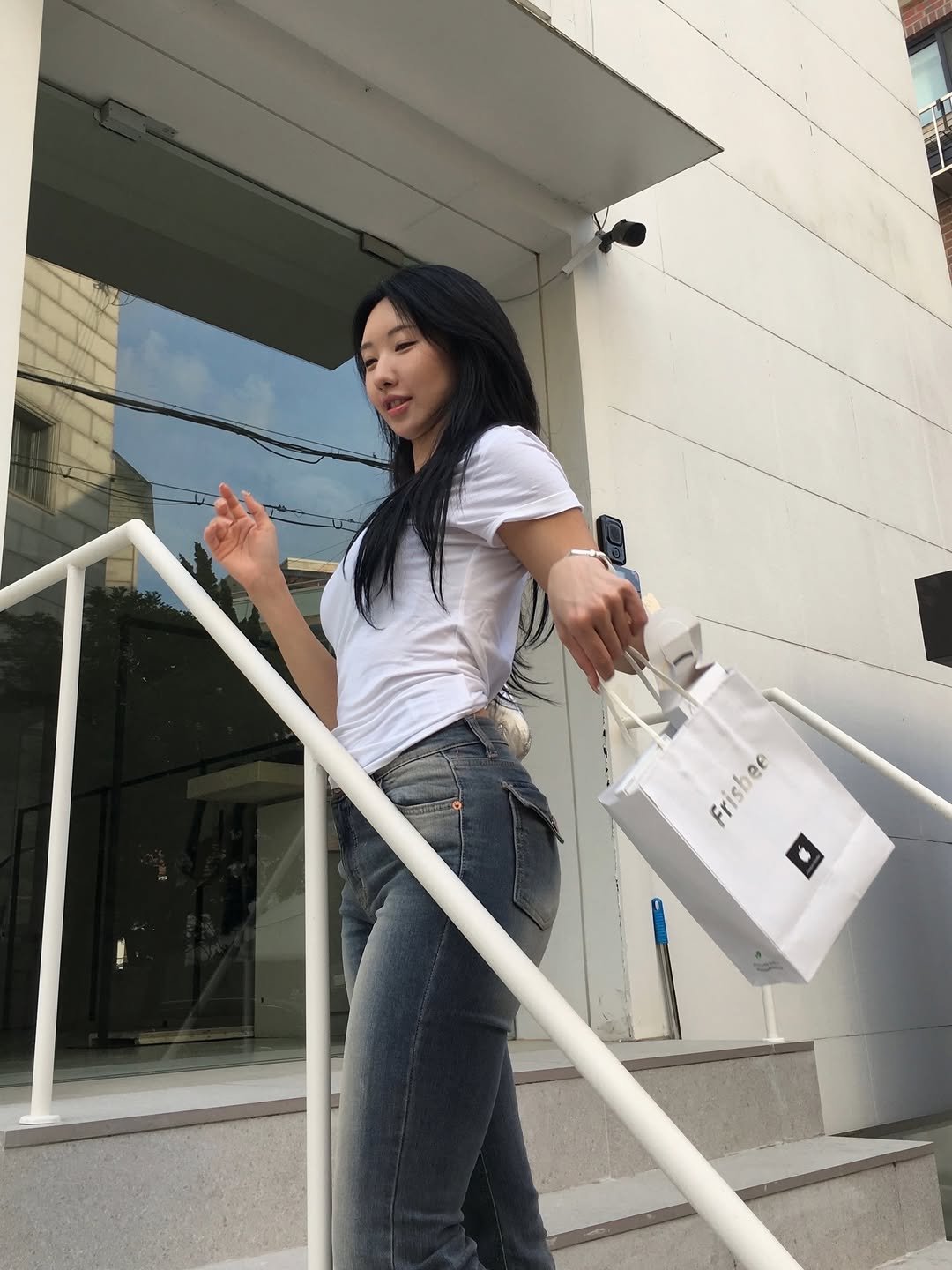 yeworkout 게시물 이미지: 흰티 청바지 좋아 ~~ 애플워치도 샀어요 🫶🏻
기분 좋은 주말 보내세요...
