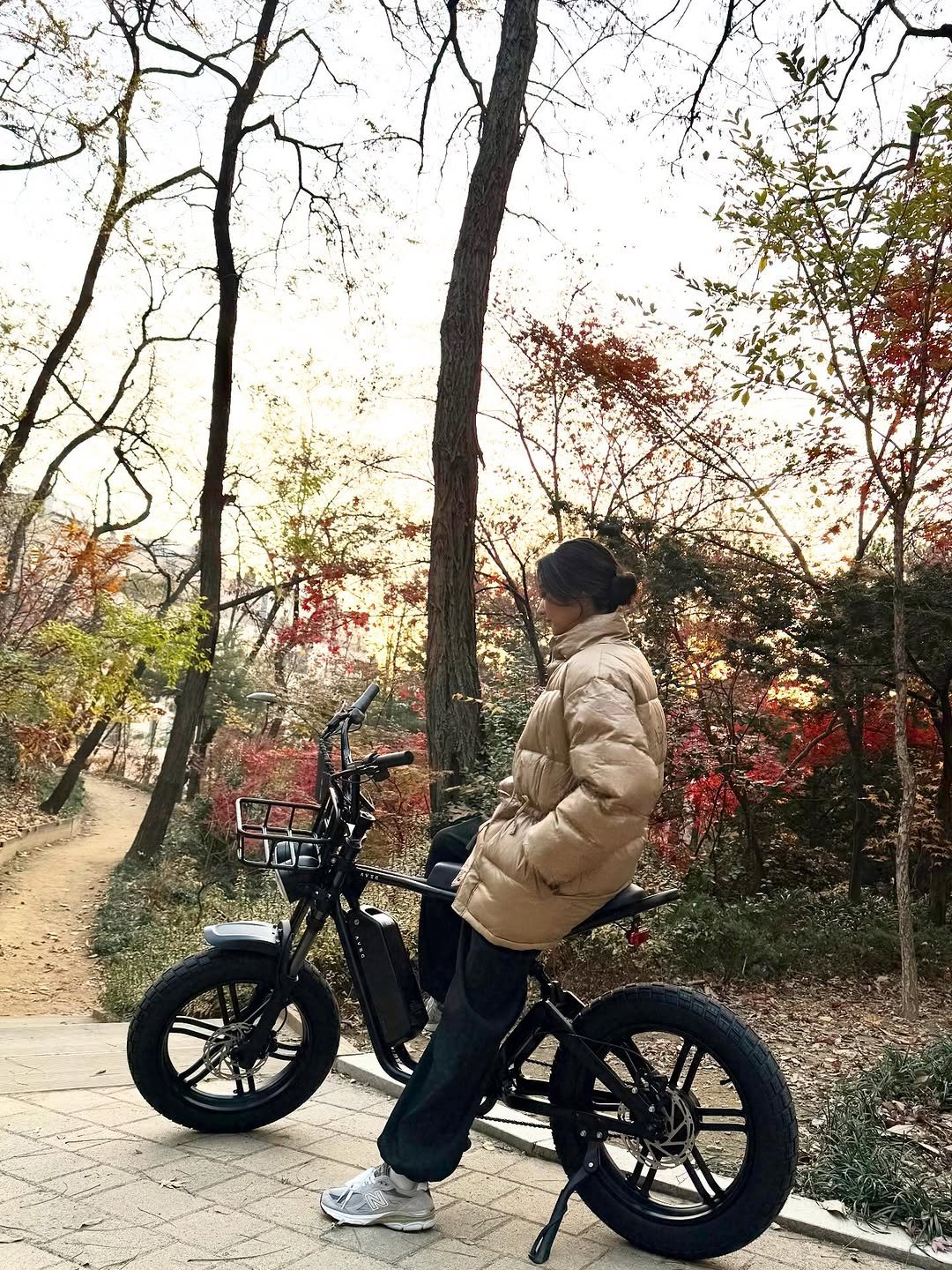 Photo by SEO YEA JI on December 10, 2025. May be an image of bicycle, duffle coat, motorcycle, tire, parka, scooter, outdoors and text.