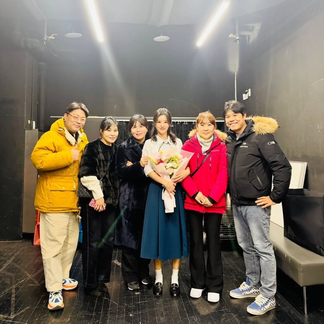 Photo by SEO YEA JI on February 03, 2026. May be an image of one or more people, people standing, parka and text.