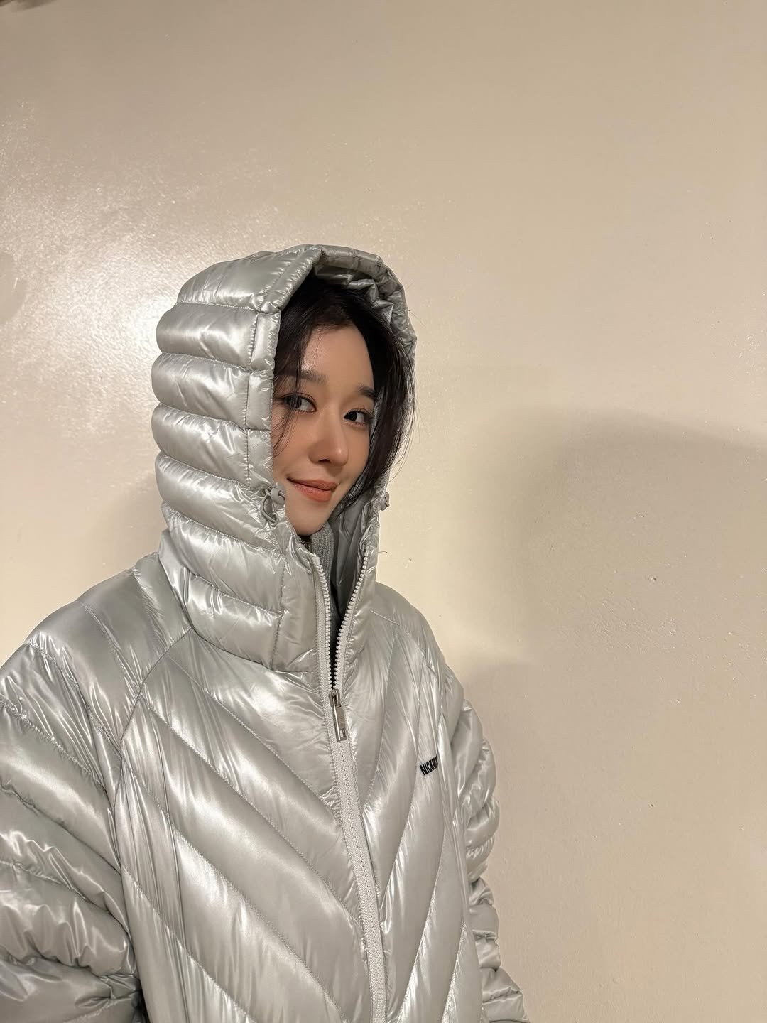 Photo by SEO YEA JI on December 30, 2025. May be an image of duffle coat, goosedown coat, fur coat, flight jacket, raincoat, parka, snowsuit and text.