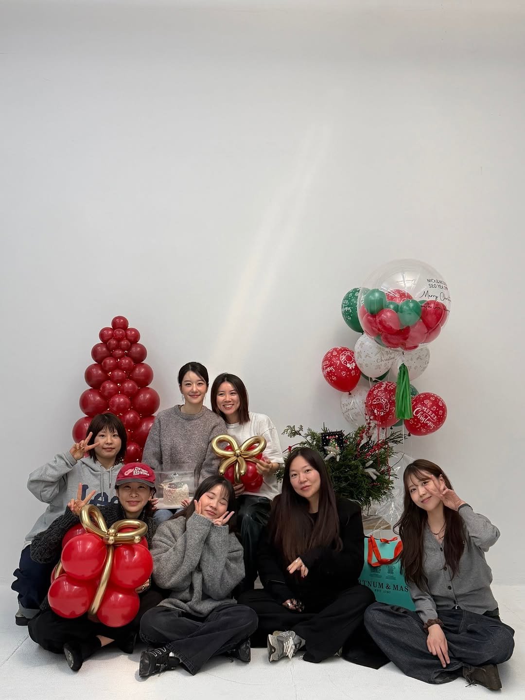 Photo by SEO YEA JI on December 19, 2025. May be an image of christmas tree, balloon, tinsel and text.