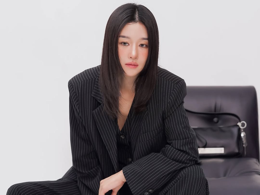 Photo by SEO YEA JI on March 06, 2026. May be an image of one or more people, hair, blazer, suit, coat and text.