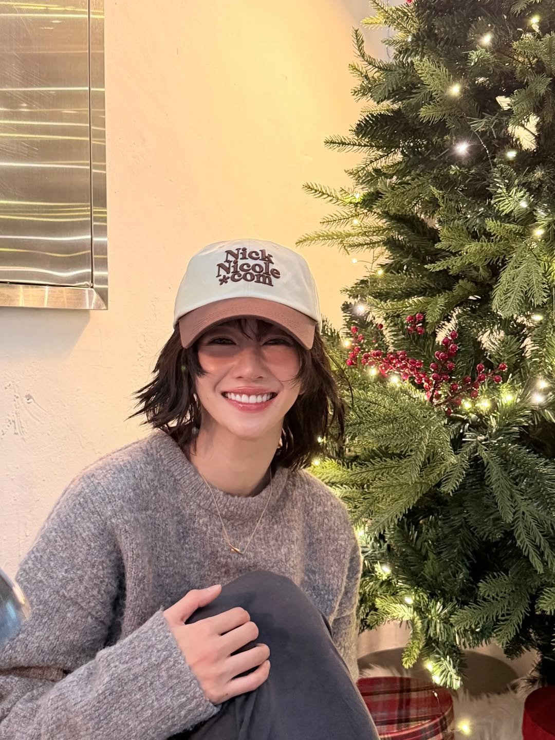 Photo by SEO YEA JI on December 19, 2025. May be an image of hat, christmas tree, sweater, fleece, sweatpants and text.