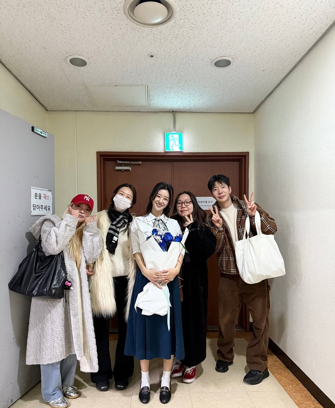 Photo by SEO YEA JI on February 05, 2026. May be an image of one or more people, cloak and text that says 'ជ 见 콩을 큰올꼭!! 꼭!! 달아주세요 に'.