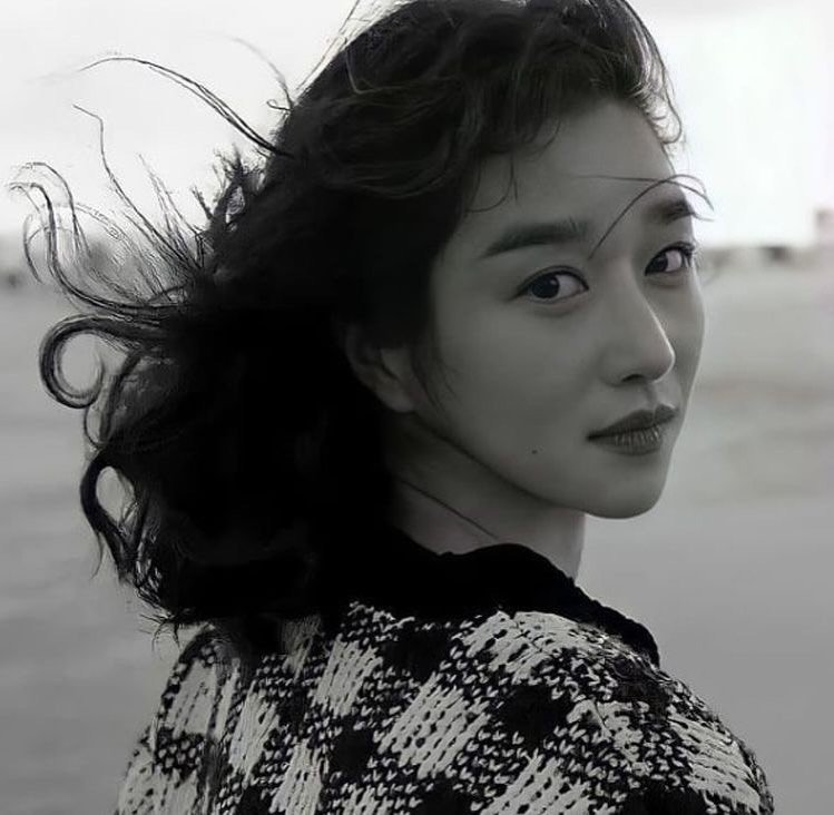 Photo by SEO YEA JI on September 23, 2025. May be an image of one or more people, hair, makeup, top and text.