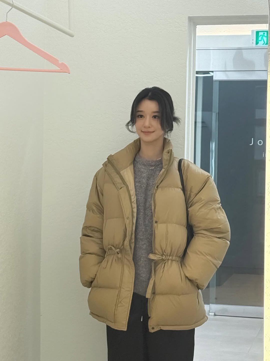 Photo by SEO YEA JI on December 02, 2025. May be an image of duffle coat, overcoat, goosedown coat, jacket, clothes hanger, top, parka and text.