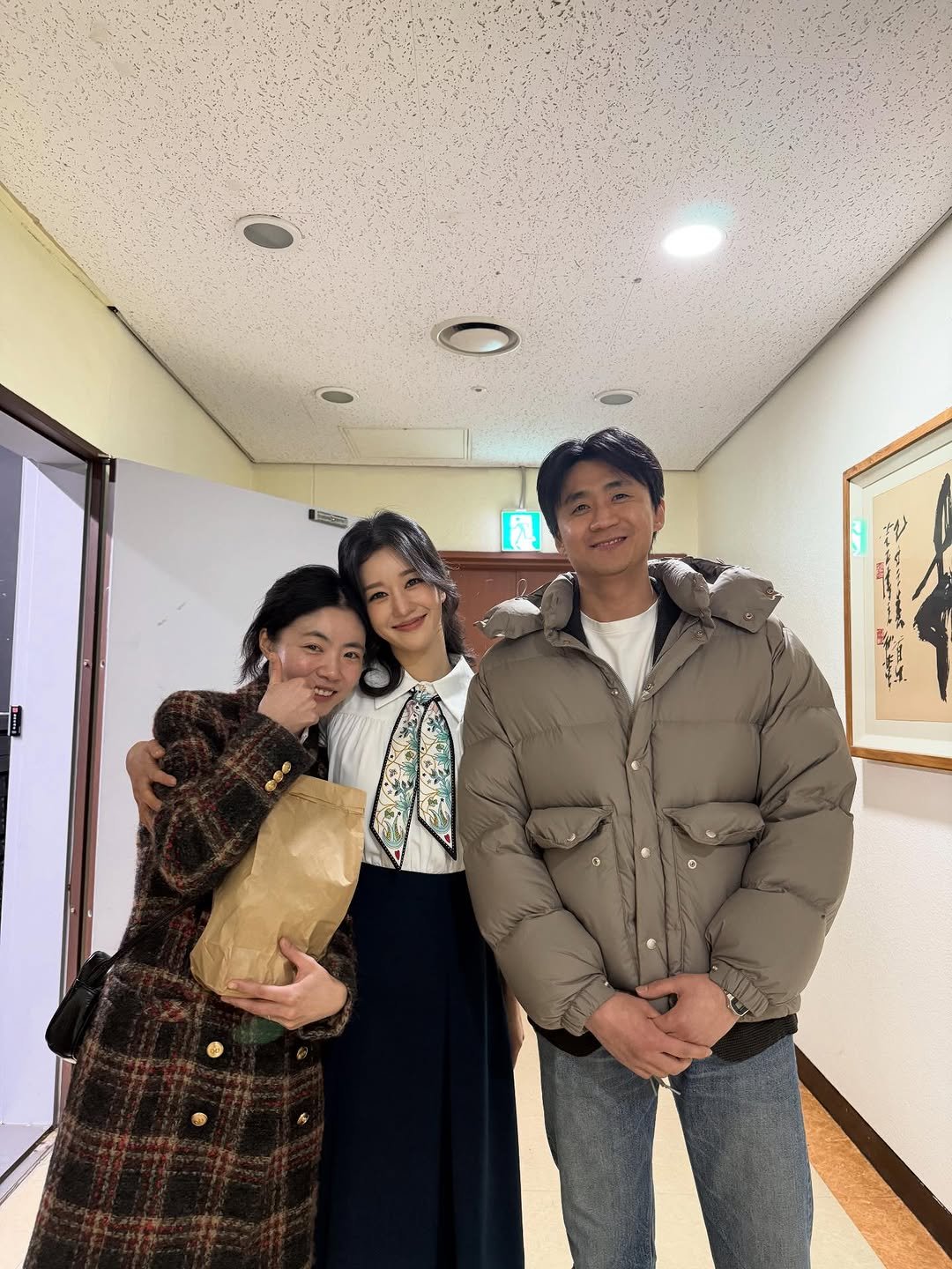 Photo by SEO YEA JI on February 18, 2026. May be an image of one or more people, overcoat, duffle coat, goosedown coat, parka, beret and text that says '処'.