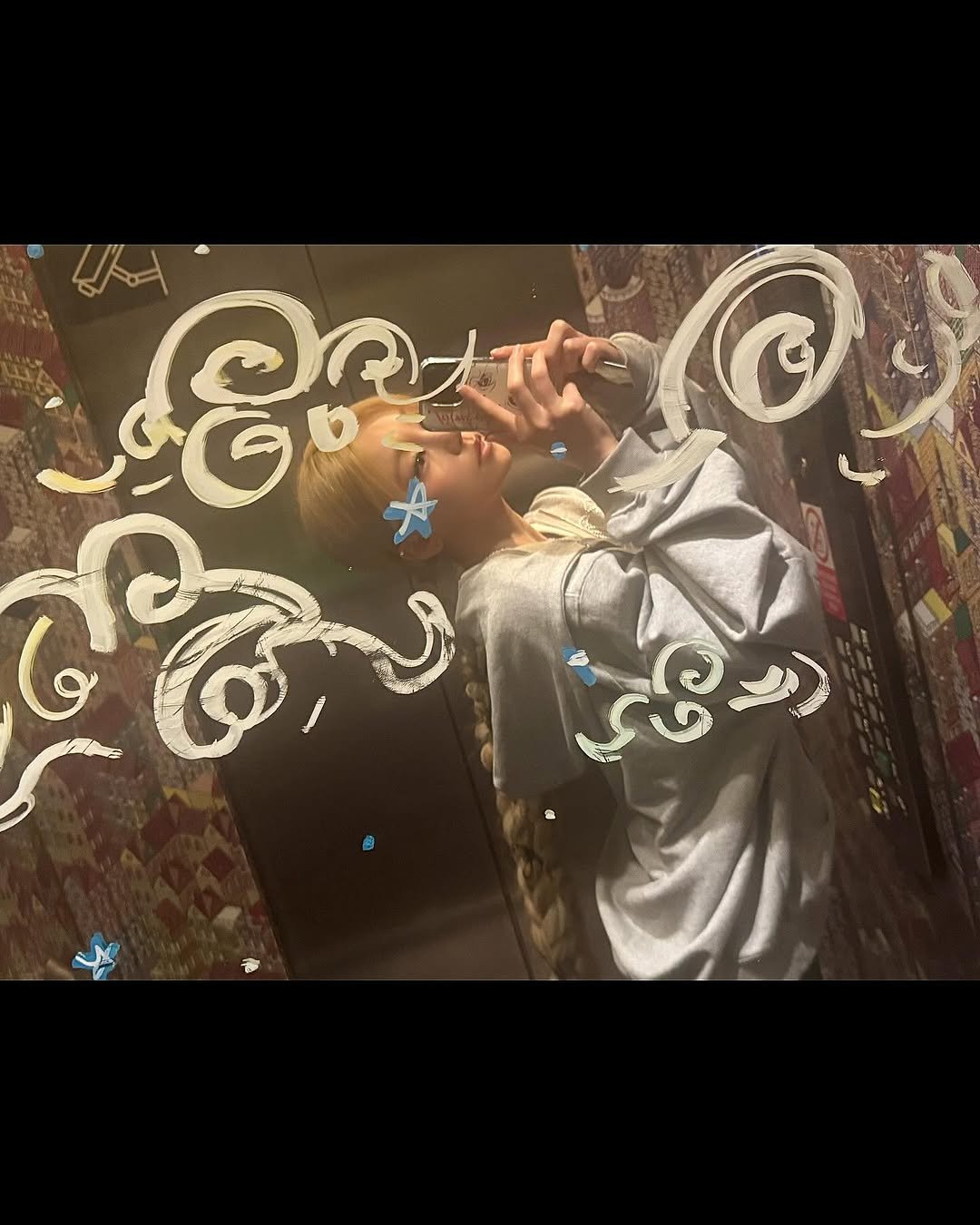 Photo by YEJI on November 12, 2025. May be an image of tinfoil, costume, cloak, bath robe and text.