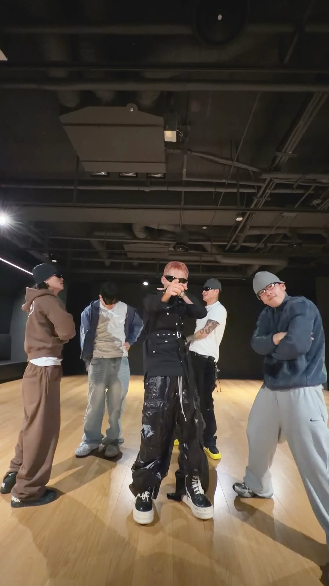 yg_treasure_official 게시물 이미지: #IF_I move with @82_aittytoo 🤷

#TREASURE...