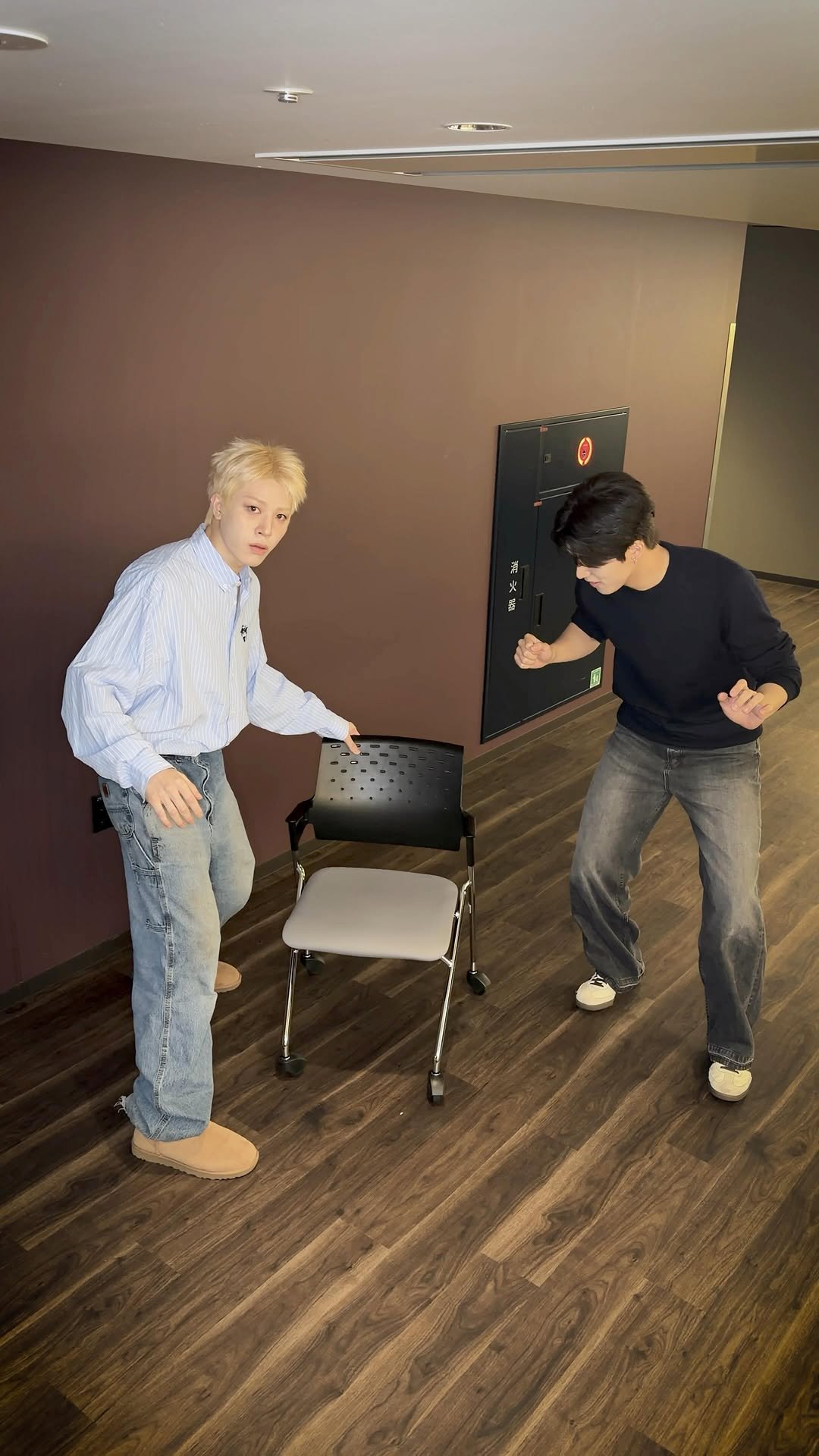 yg_treasure_official 게시물 이미지: Chair & Bass 🪑

#TREASURE #트레저 #PARKJEONGWOO...