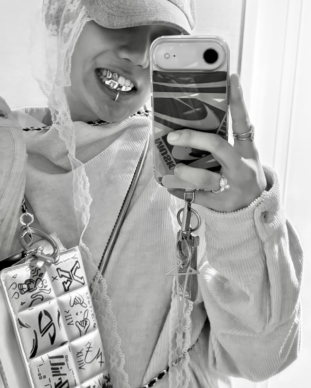 Photo by TREASURE (트레저) on December 01, 2025. May be a selfie of phone, sweatshirt, headscarf, face mask, tinfoil and text.