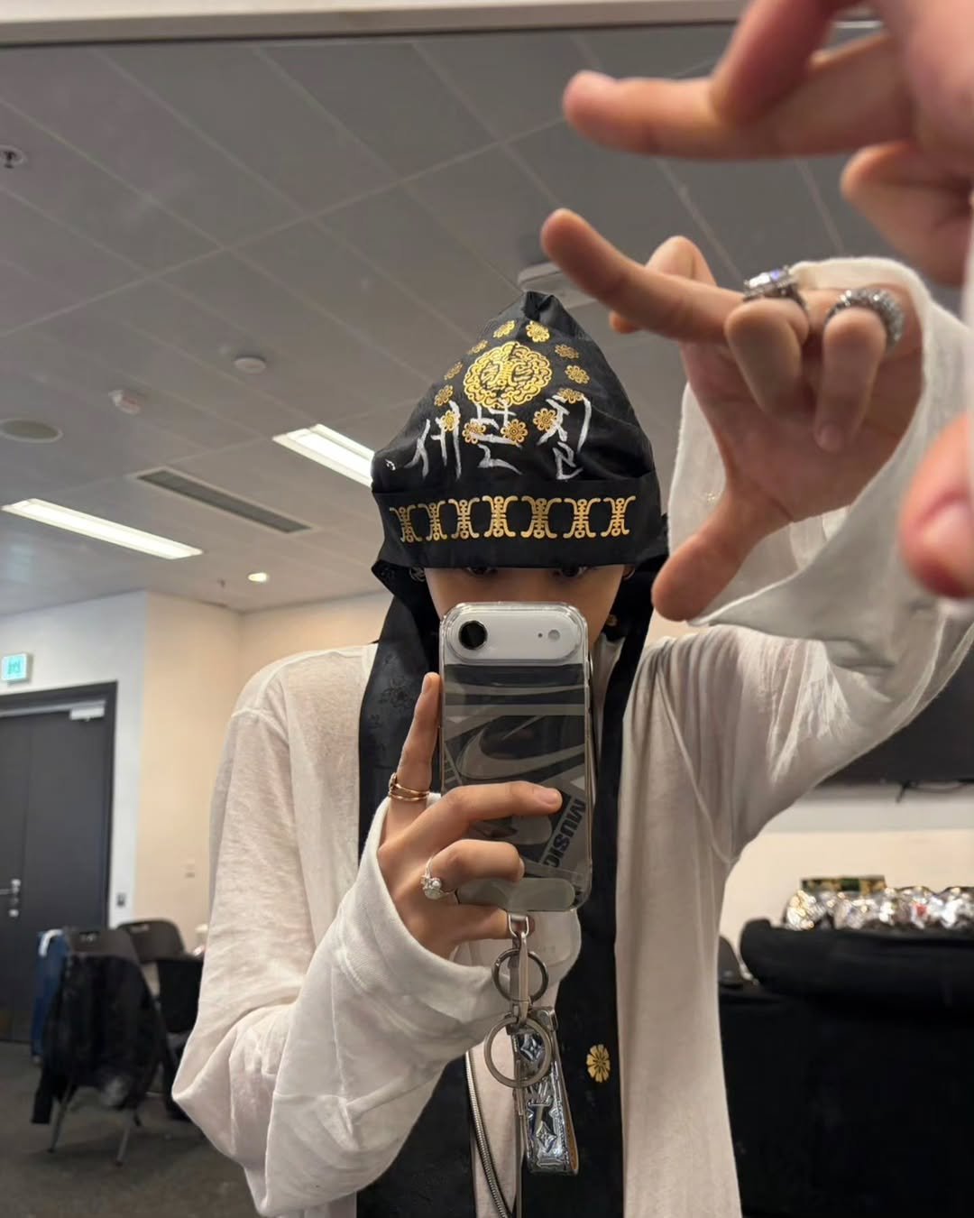 Photo by TREASURE (트레저) on November 25, 2025. May be a selfie of phone, hat, face mask and text.