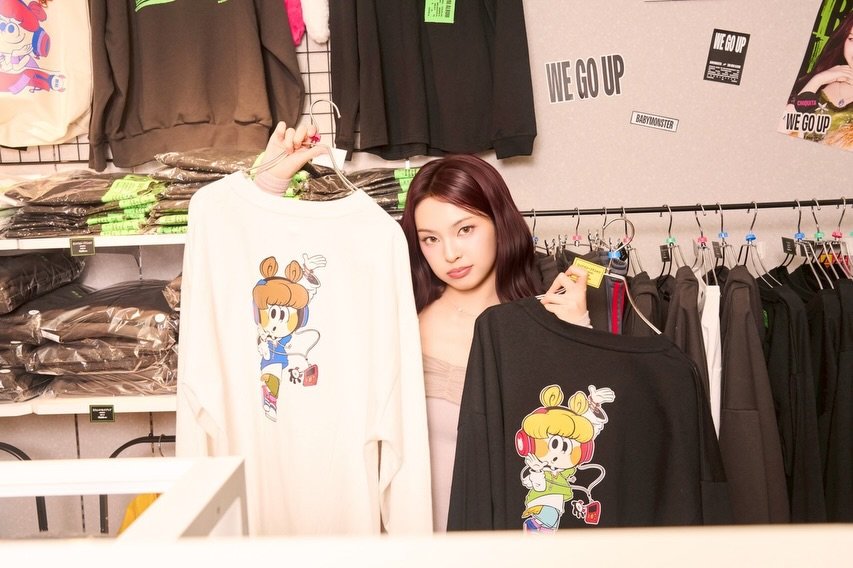 Photo by YG JAPAN OFFICIAL on November 29, 2025. May be an image of bear, clothes hanger, top, rack, sweatshirt and text that says '庭的P WEGOUP UP WE GO BABYBUASTER WEGOUP'.