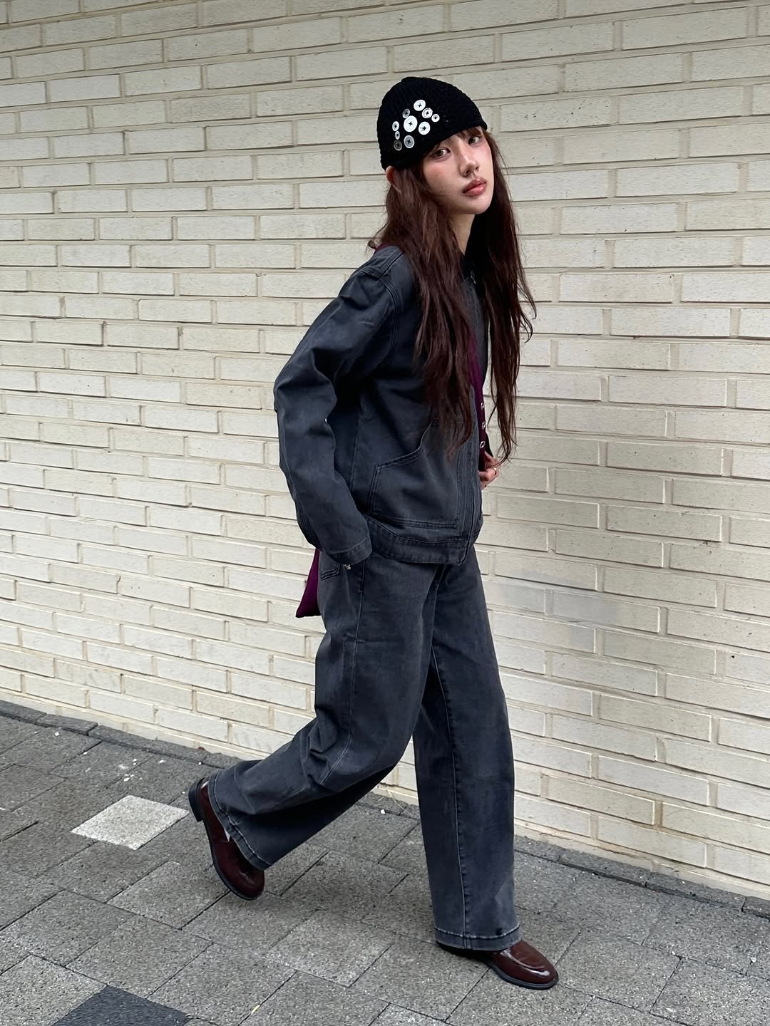 Photo shared by 혜지투즈 on September 24, 2025 tagging @andar_kr. May be an image of 1 person, headscarf, raincoat, sweatpants, parka, beret and text.