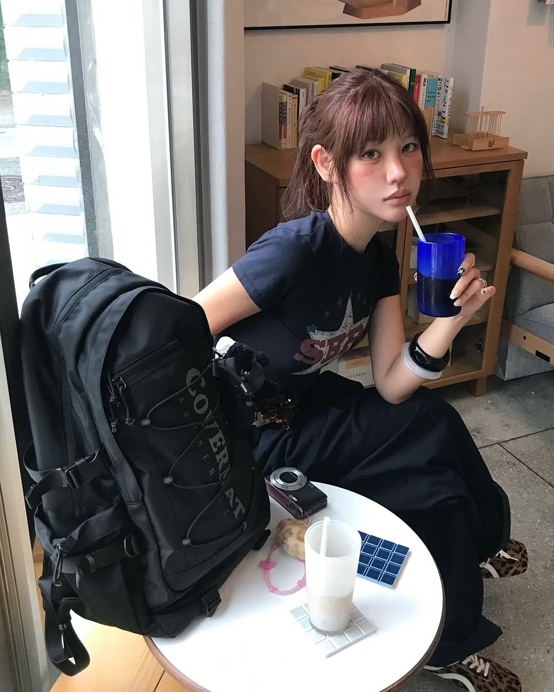 Photo shared by 혜지투즈 on August 04, 2025 tagging @covernat_, and @naver.plus.store. May be an image of 1 person, sling, cornflower and text.
