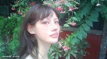 Photo by 혜지투즈 on August 13, 2025. May be an image of 1 person, hair, angel's trumpet and text.