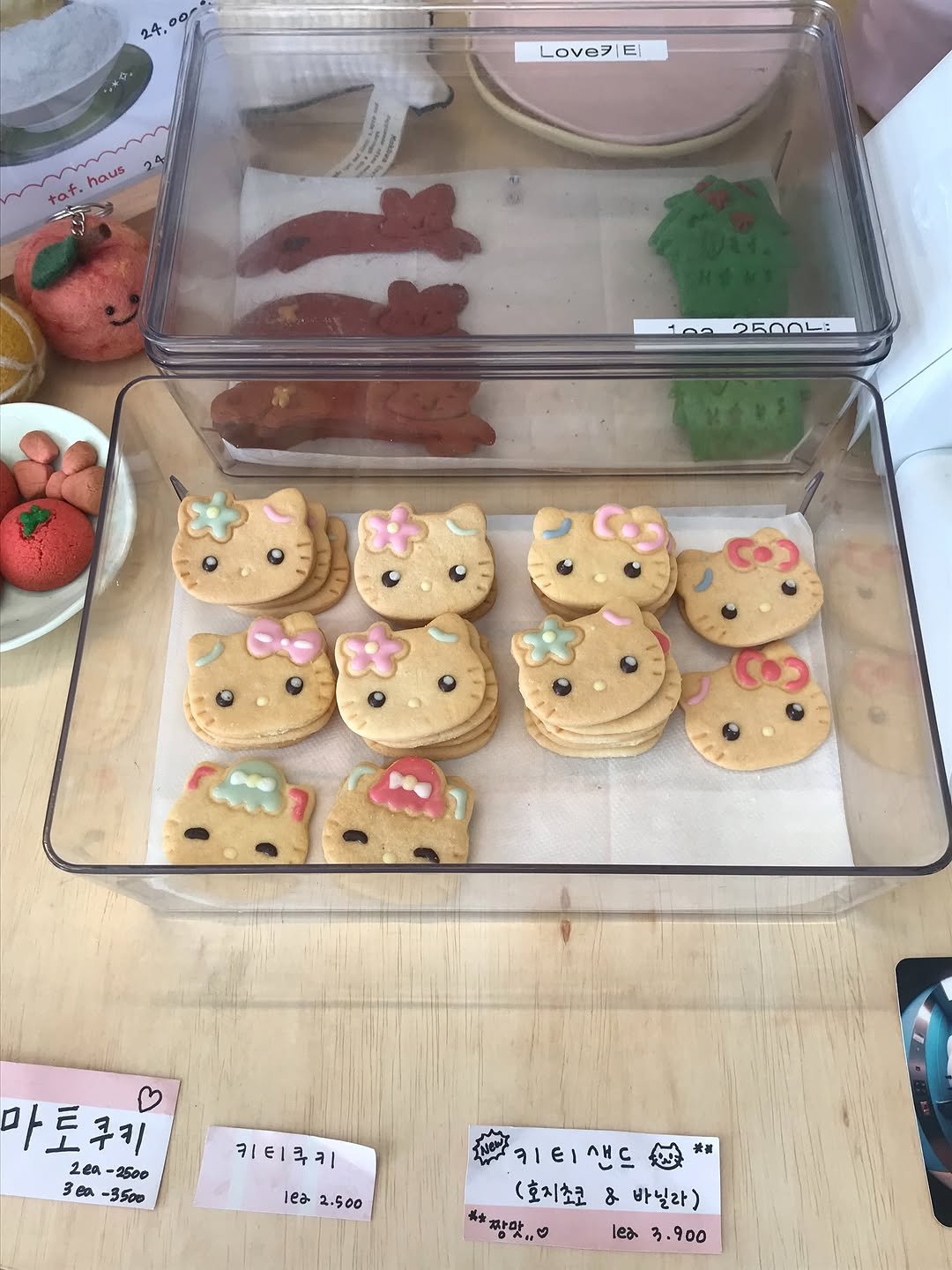 Photo by 혜지투즈 on July 27, 2025. May be an image of gingerbread cookie, coconut macaroon and text that says '24. 00 Love| LoveE El 24 haus tat. 100 102500L: 2500L: 마토쿠키 20a-2500 2ea 2500 3Bm -3500 키티쿠키 키티 : le 2.500 米福 키티샌드 (호지초코 (호지초코&바닐라) & 바닐라) *짱맛.. 本业 lea 3.900'.