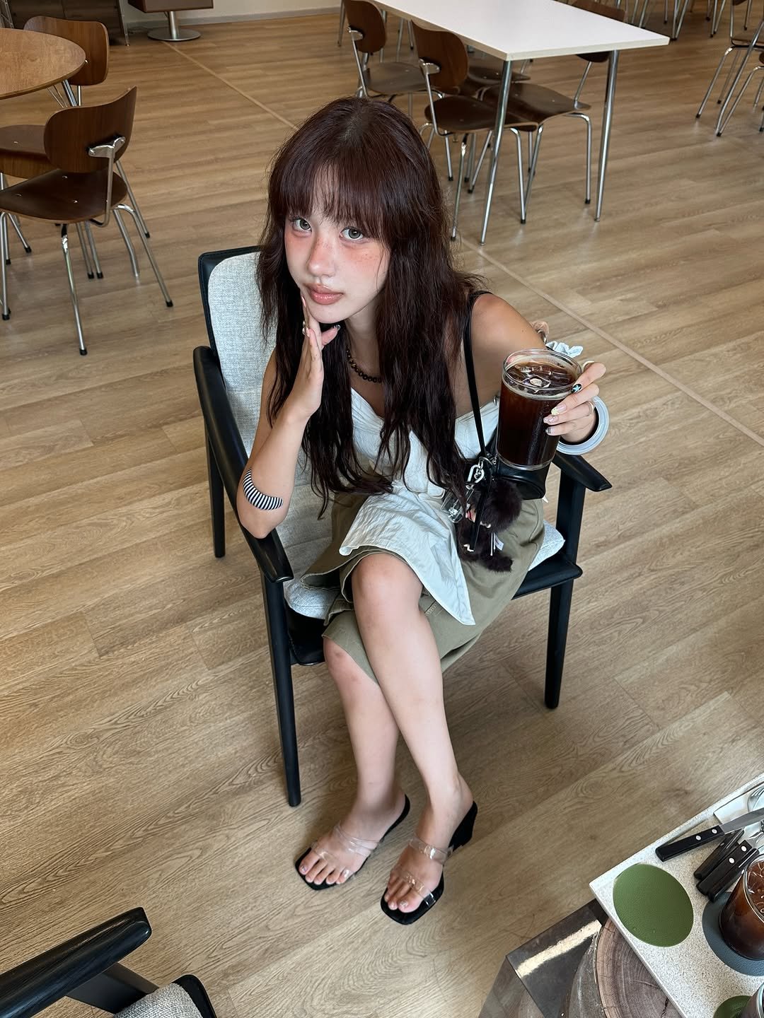 Photo by 혜지투즈 on July 31, 2025. May be an image of 1 person, hair, cornflower and text.