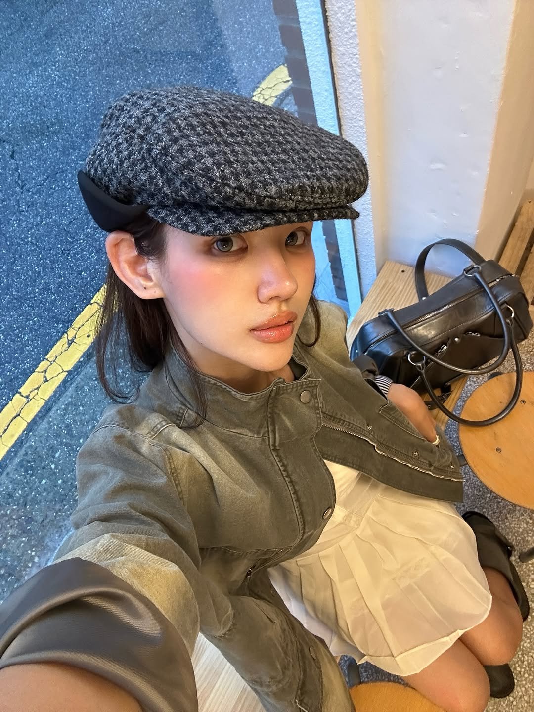Photo by 혜지투즈 on September 25, 2025. May be an image of 1 person, hat, duffle coat, beret and text.