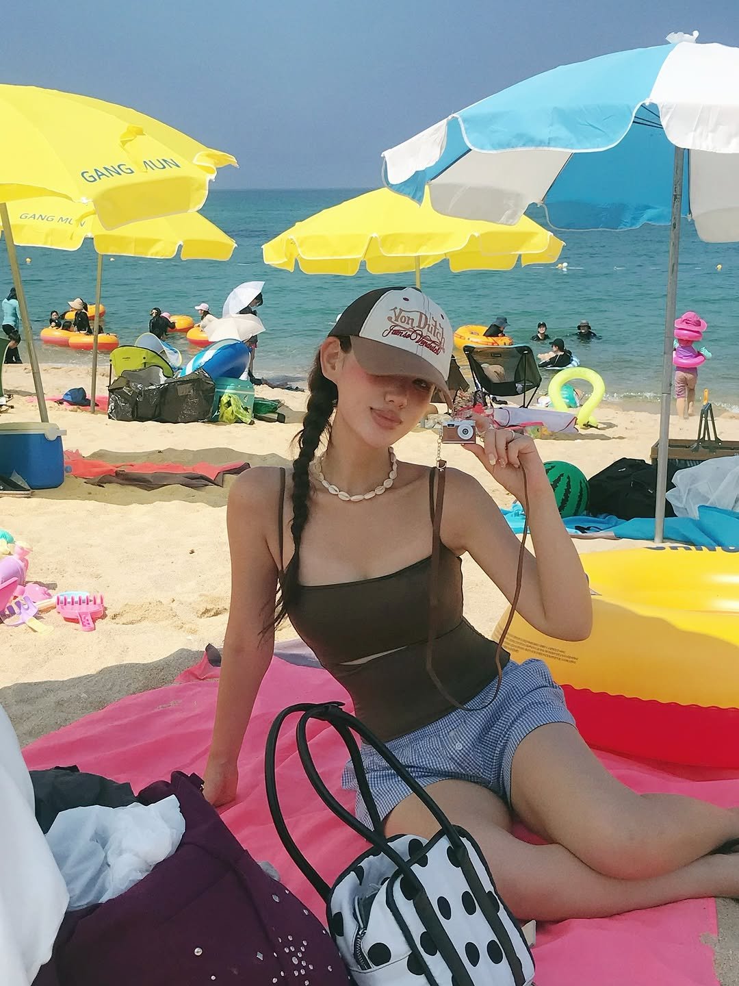Photo by 혜지투즈 on August 11, 2025. May be an image of 2 people, hat, parasol, umbrella, beach and text.