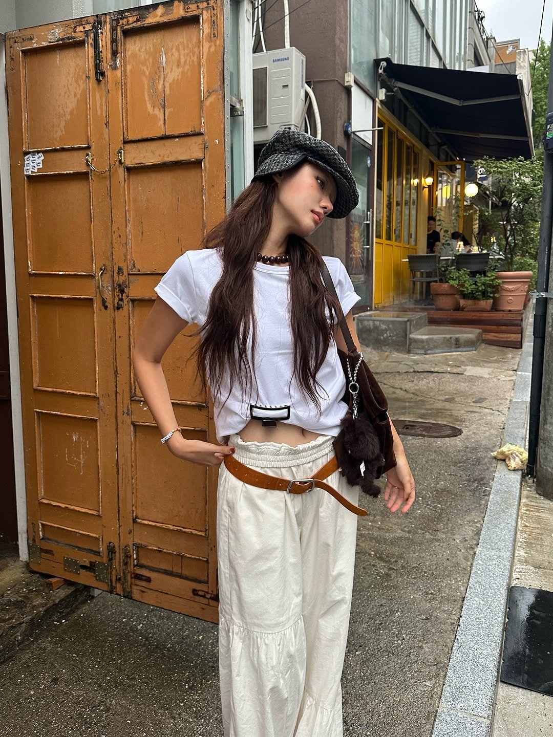 Photo shared by 혜지투즈 on September 08, 2025 tagging @openyy_official, @meyui.official, and @ppaecheplate. May be an image of 2 people, bowler hat, beret, belt and text.