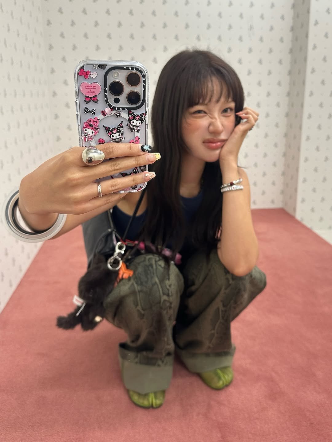 Photo by 혜지투즈 on August 17, 2025. May be a selfie of 1 person, mirror, parka and text.