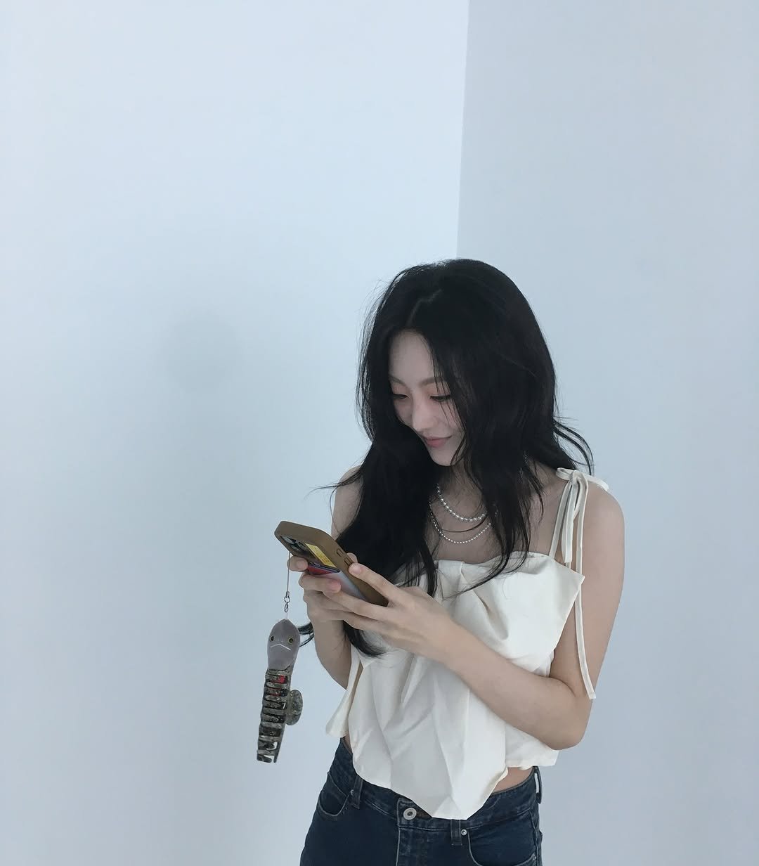 Photo by 조이현 cho yihyun on November 21, 2025. May be an image of one or more people, hair, phone, top and text.