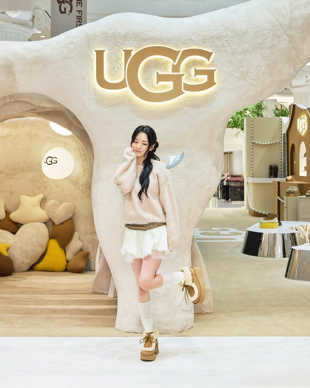 Photo shared by 조이현 cho yihyun on October 02, 2025 tagging @ugg_korea. May be an image of boots and text that says '티 ឃា c비너 UGG GG'.