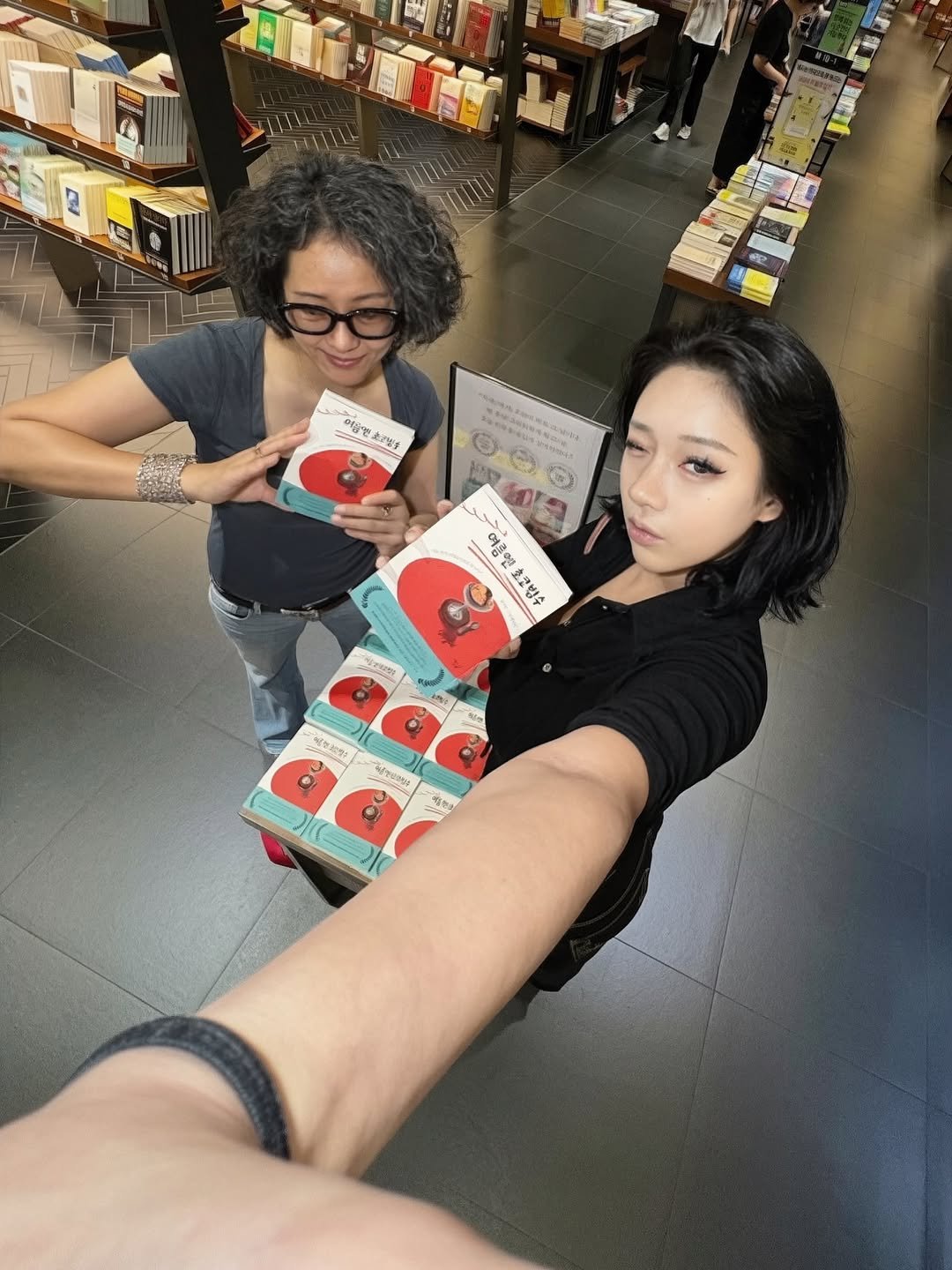 yiyaginamu_ 게시물 이미지: 교보문고 일산점에 왔습니다. 추천사를 써주신 @queenmiao_ 먀오님과 함께...