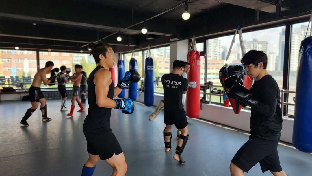 Photo by 킥복싱.주짓수.MMA | 양주투혼정심관 on August 18, 2025. May be an image of 6 people, punching bag and text.