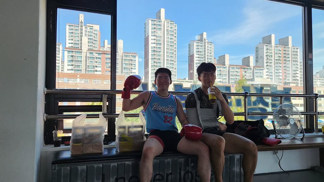 Photo shared by 킥복싱.주짓수.MMA | 양주투혼정심관 on September 03, 2025 tagging @afcst666, and @s.3.20.j. May be an image of 2 people, Victoria Peak, skyscraper and text.