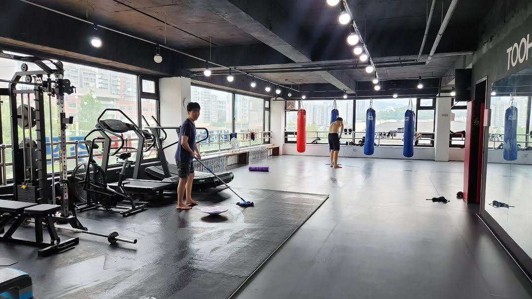 Photo shared by 킥복싱.주짓수.MMA | 양주투혼정심관 on June 25, 2025 tagging @afcst666, and @soojooh39_x. May be an image of 2 people, punching bag, barbell, treadmill, dumbbell and text.