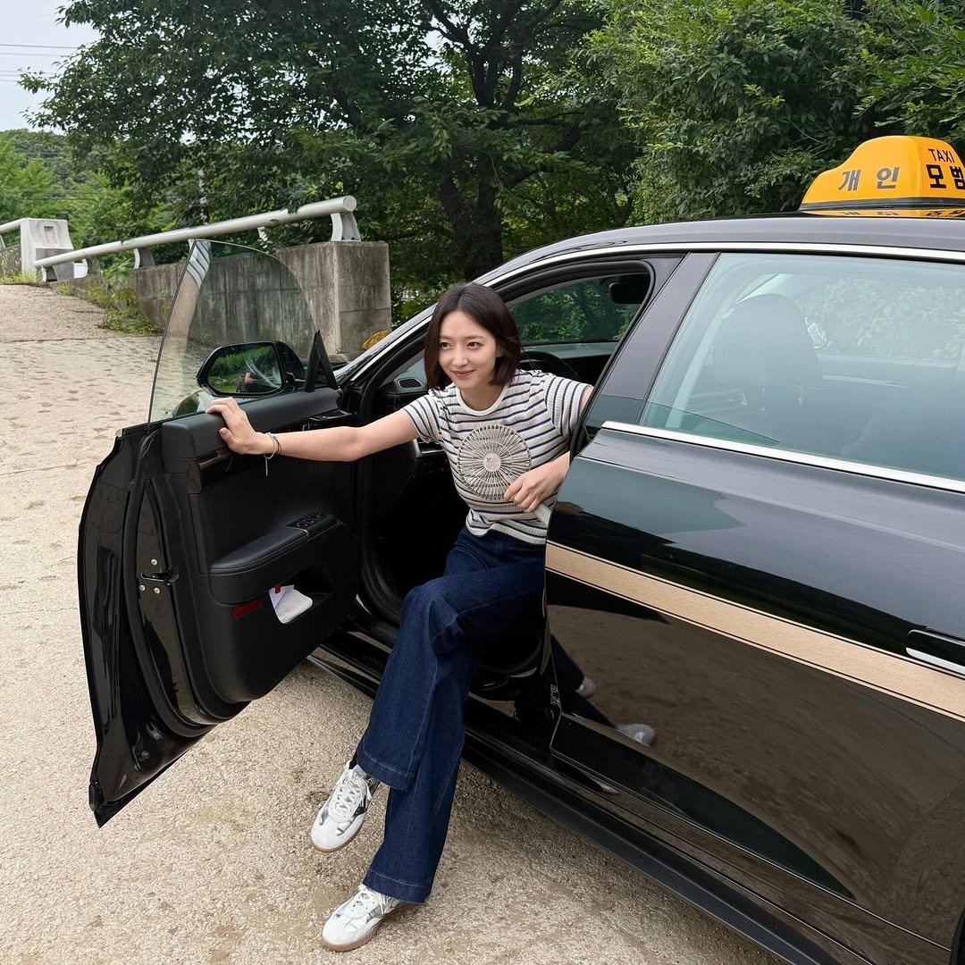 Photo by 표예진 on December 11, 2025. May be an image of car, windshield, limousine, minivan and text that says 'TAYG 개인모 인 개 개인 모'.