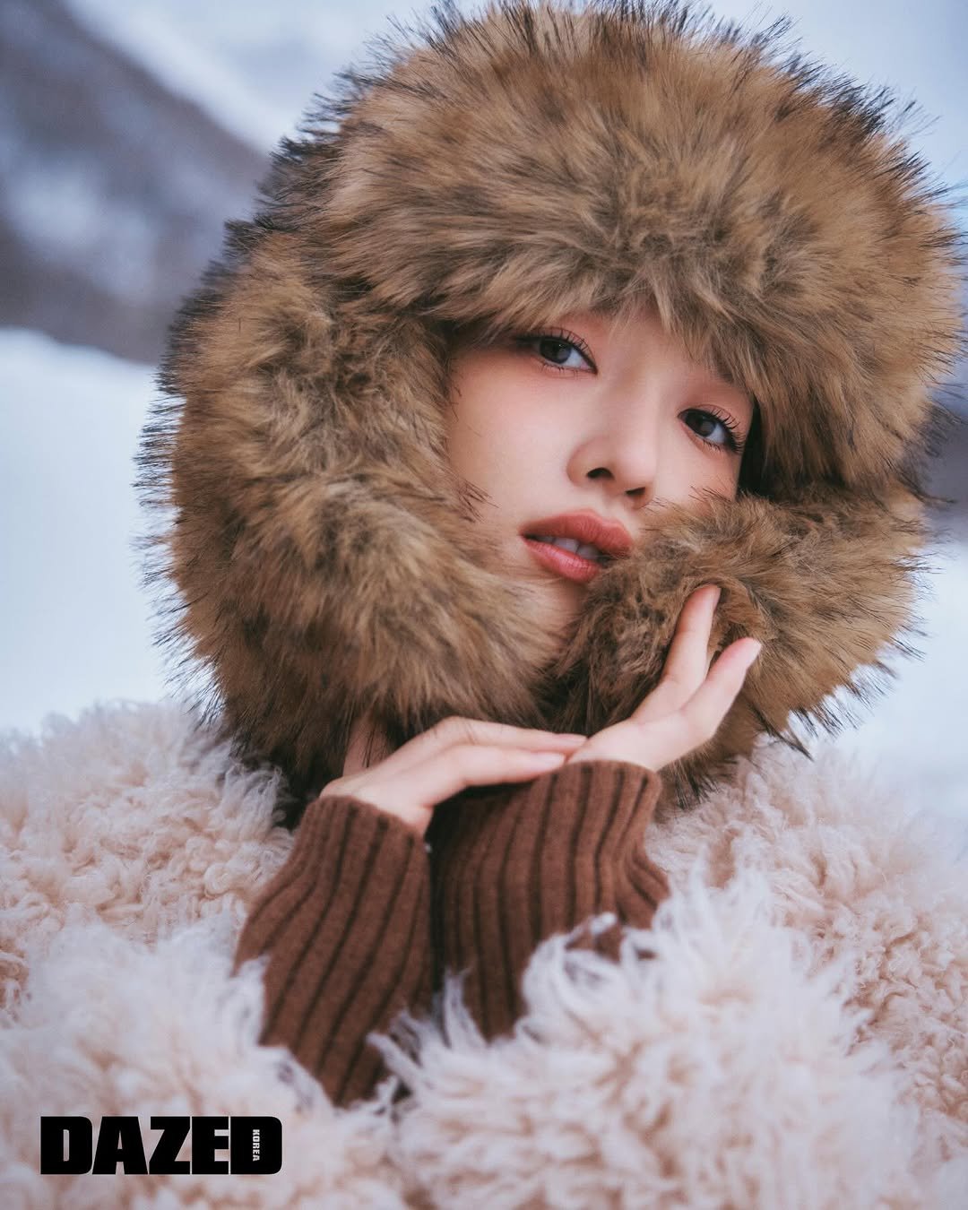 Photo by 표예진 on December 23, 2025. May be a closeup of goosedown coat, duffle coat, sable coat, parka, jacket, outdoors and text.